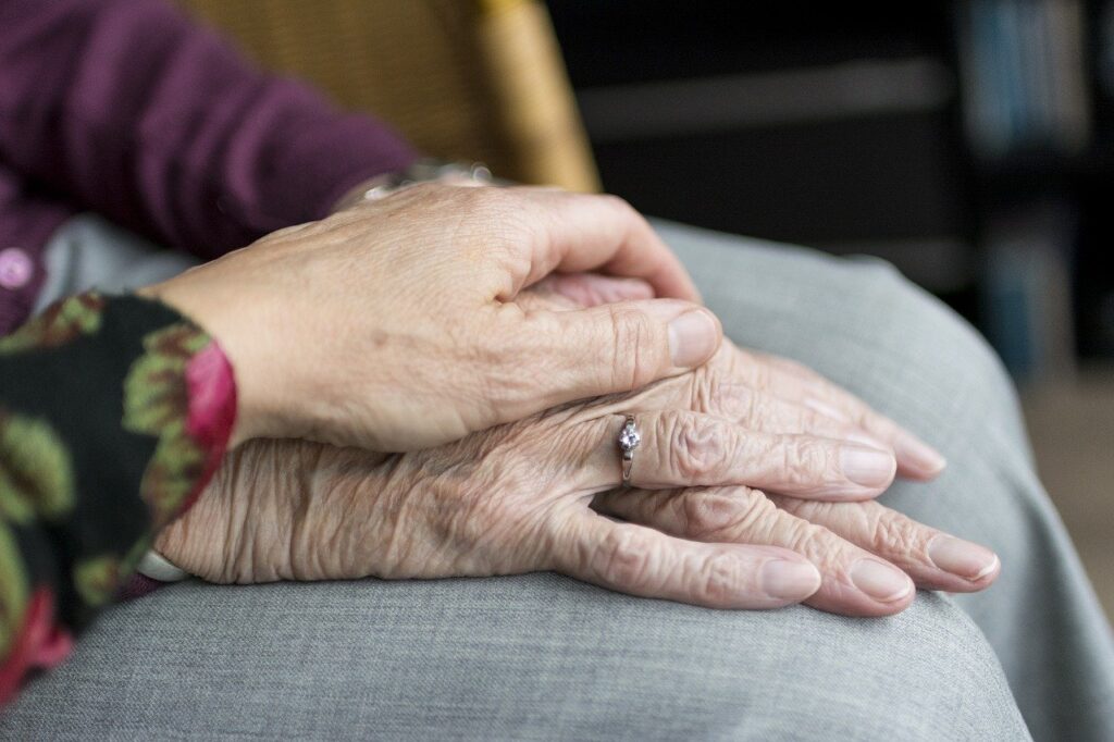 Artikel i Aarhus Stiftstidende: “De gamle sidder alt for ofte alene på plejehjemmet: Det gør os alle fattigere”