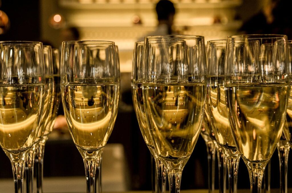 champagne, glasses, luxury-583410.jpg